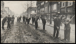 Verwijderen van de tramrails op de Slotlaan. Rechts het Paapblok.
<br/>
Gemeentearchief Zeist, Rond 1950